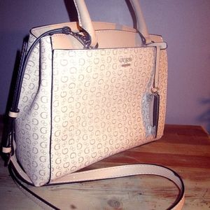 GORGEOUS BRAND NEW GUESS PURSE...